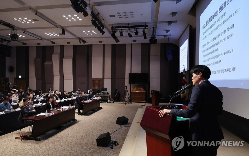 촉법소년 연령하향 논쟁…"효과 제한" vs "법감정 반영 필요"